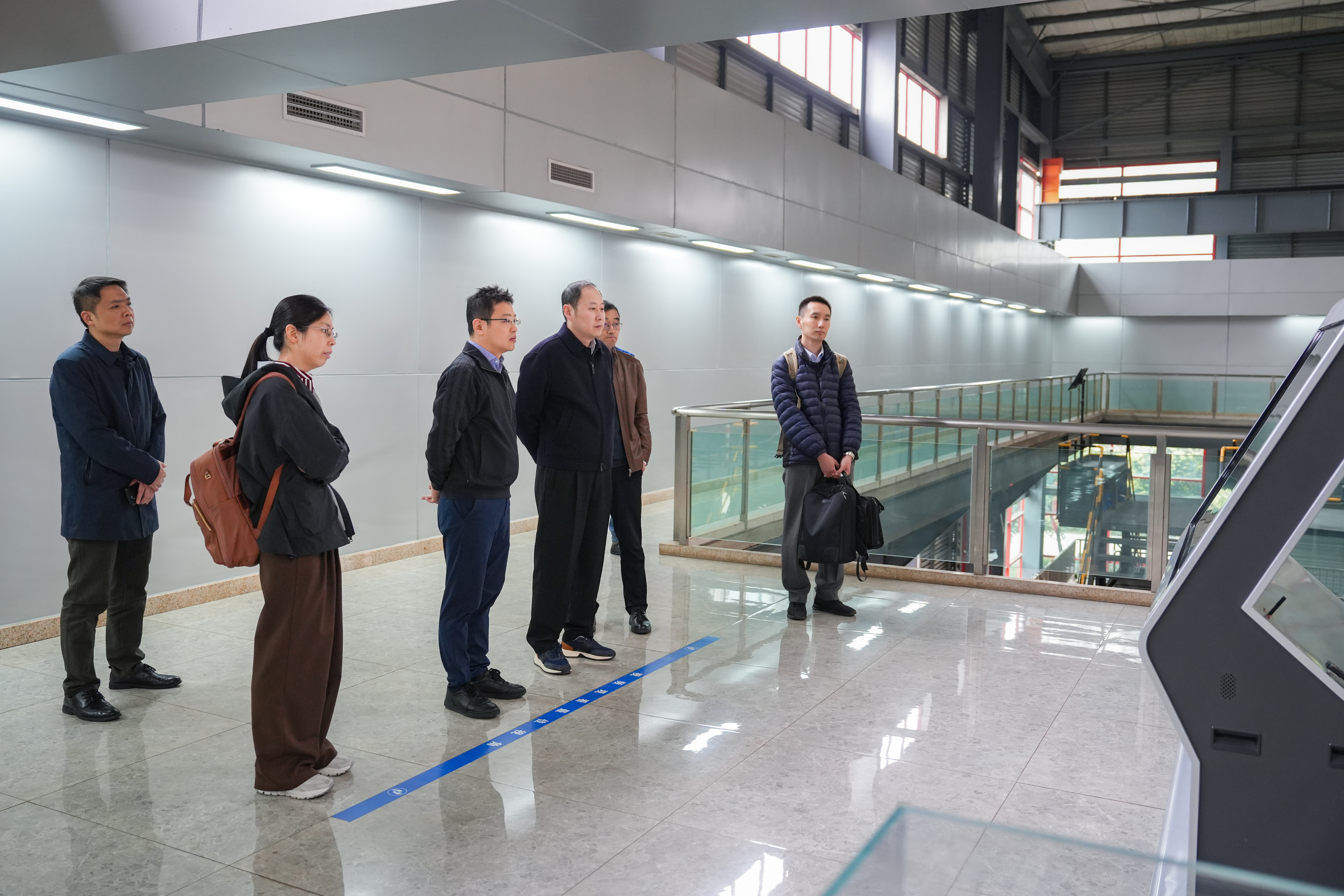 中信環(huán)境黨委委員、副總經(jīng)理王松一行到三峰環(huán)境集團(tuán)考察交流