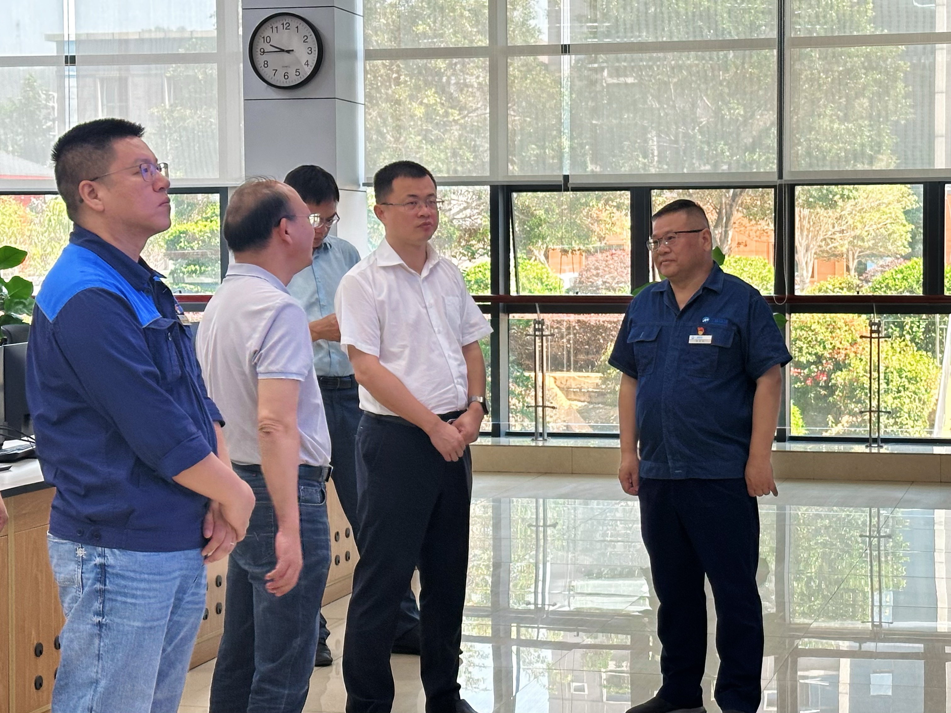 南寧市興寧區(qū)委書記高鑫一行到南寧三峰公司調(diào)研指導(dǎo)工作.jpg 南寧市興寧區(qū)委書記高鑫一行到南寧三峰公司調(diào)研指導(dǎo)工作.jpg