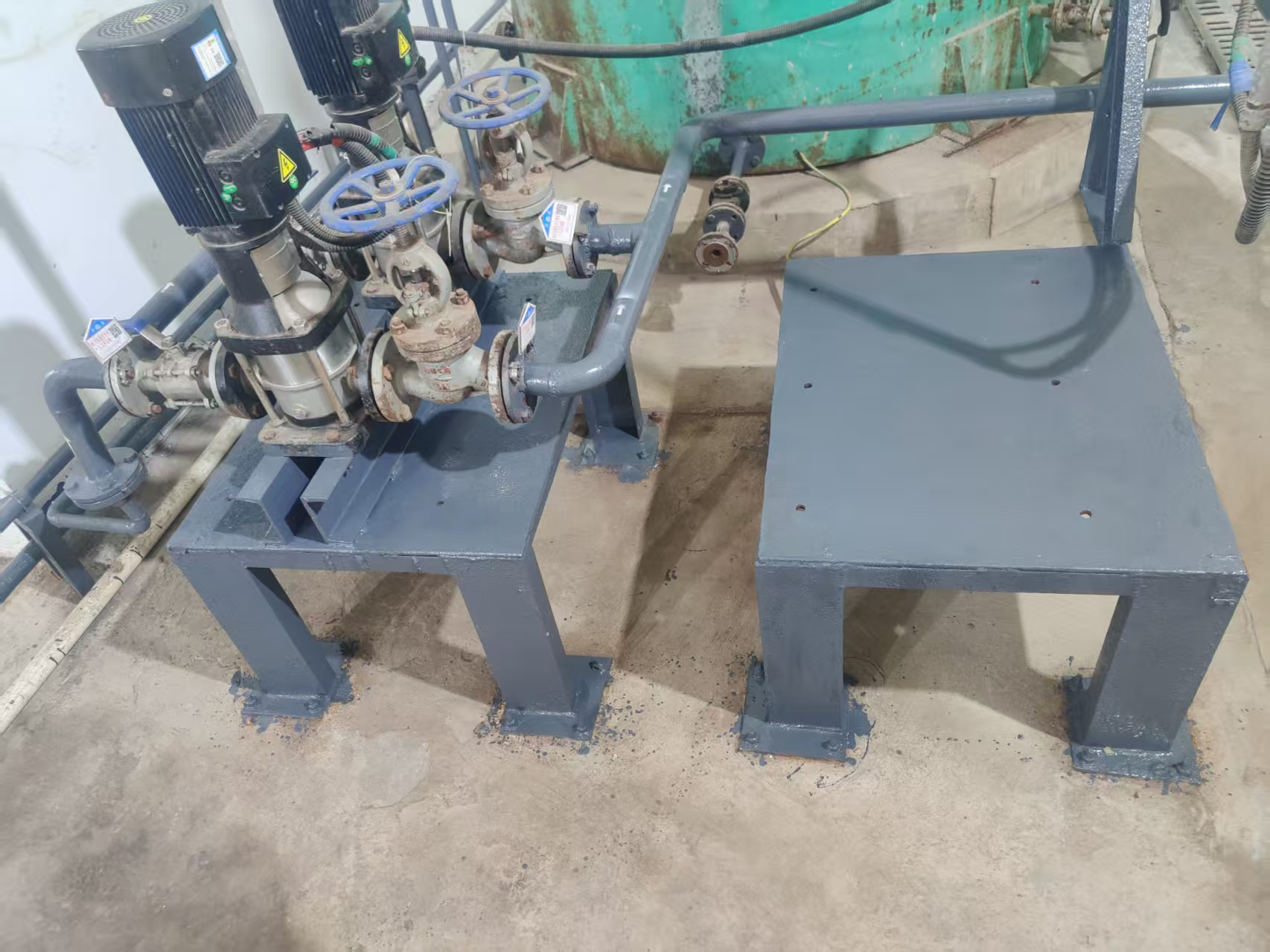 飛灰螯合泵房設(shè)備整改后.png 飛灰螯合泵房設(shè)備整改后.png